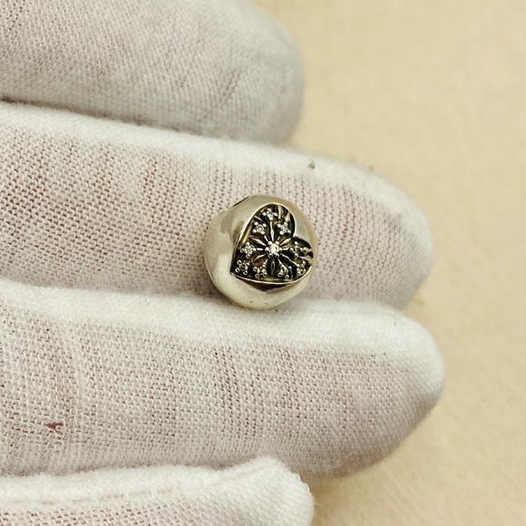 EUC Pandora 796388CZ Sterling Silver Heart of Winter Snowflake Clip w/ Clear CZs - Picture 3 of 12